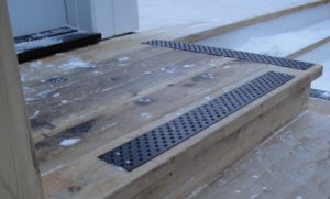 handi-treads-black-wood-porch-partially-slippery-01