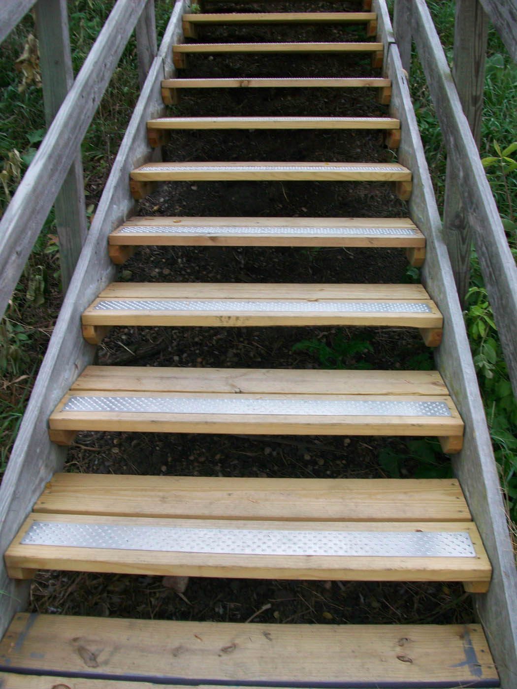 handi-treads-unfinished-commercial-public-mchenry-state-park-stairs-02
