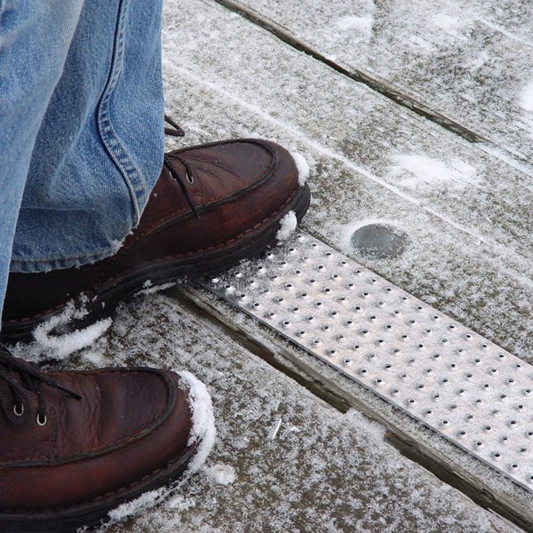 handi-treads-30-inch-unfinished-wood-deck-snow-detail