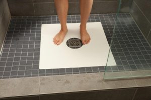 handi-treads-square-bath-mat-white-in-shower-01