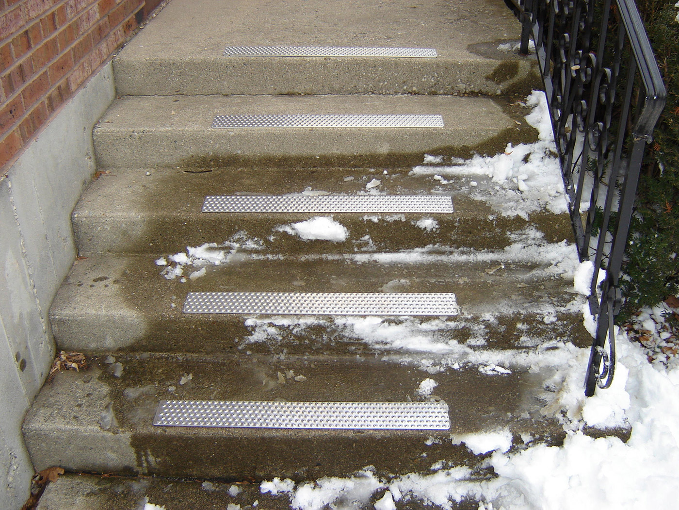 handi-treads-silver-steps-on-snow-05